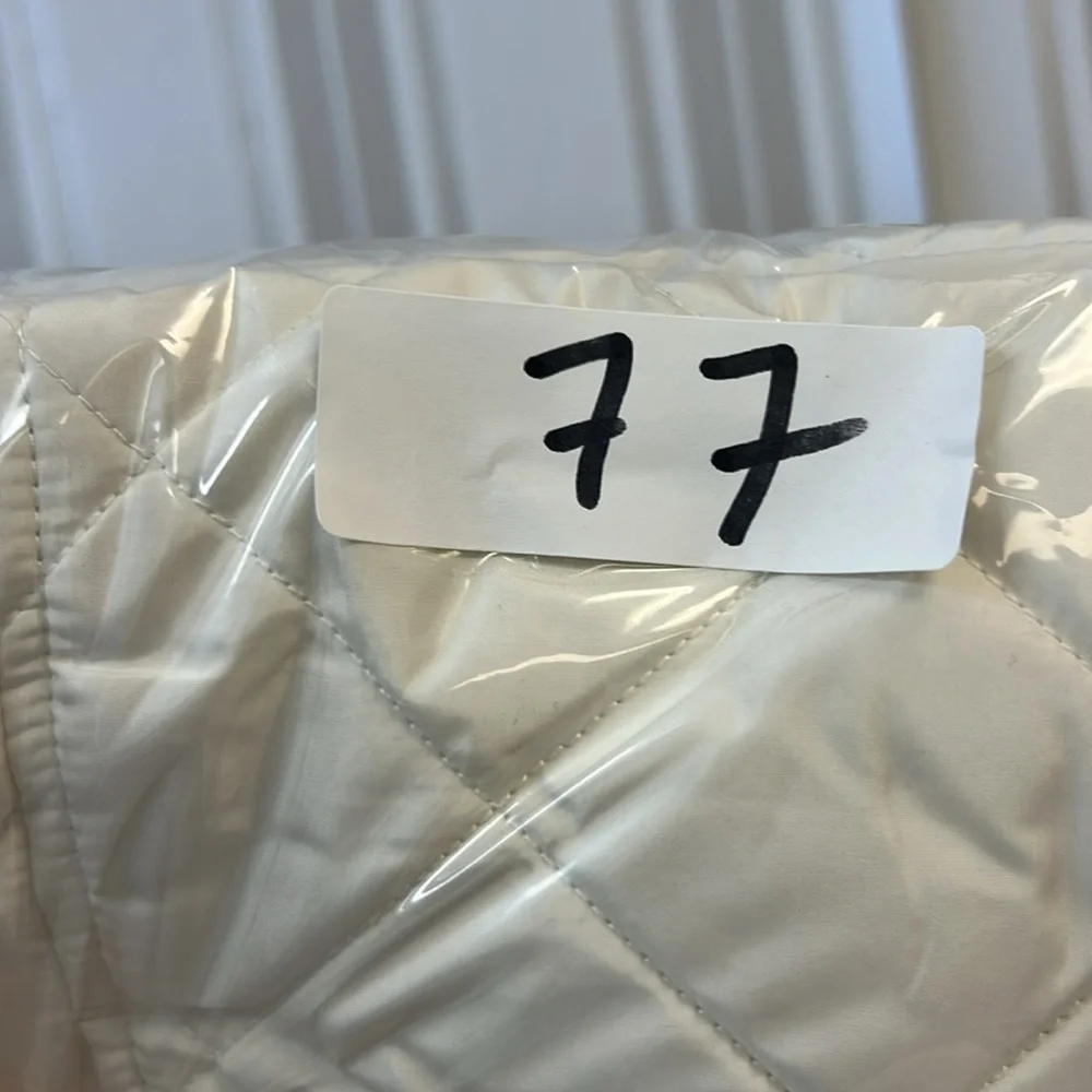 Women's Croft & Barrow Quilted Vest / size L / winter white color - Picture 9 of 9